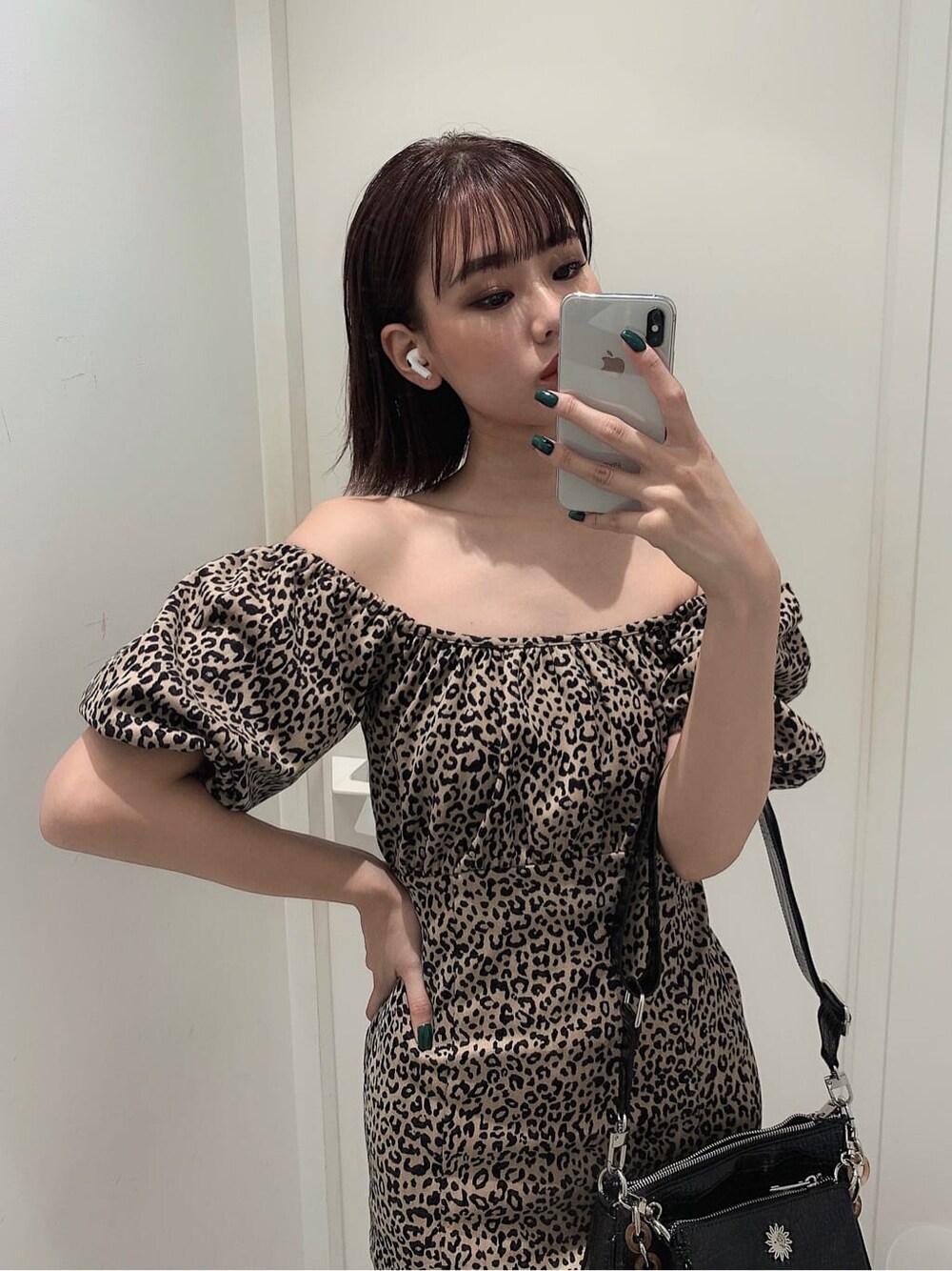 その他のワンピース、その他のブーツ、ブラック系のショルダーバッグを着用したレディースの夏コーディネートの5枚目の写真