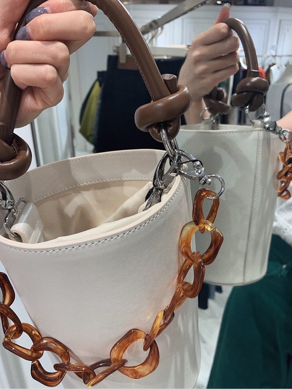 グリーン系のデニムパンツ、ホワイト系のタンクトップ、ホワイト系のサンダルを着用したレディースの春コーディネートの8枚目の写真