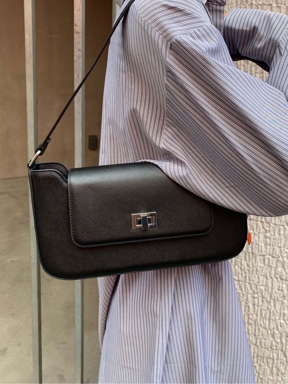 ブラック系のその他パンツ、ブラック系のワンピース、ブラック系のショルダーバッグを着用したレディースの夏コーディネートの6枚目の写真