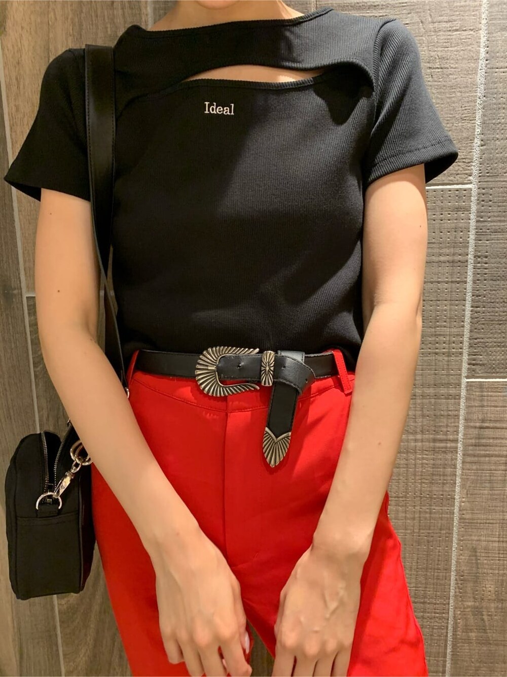 レッド系のその他パンツ、ブラック系のショルダーバッグ、ブラック系のブーツを着用したレディースの夏コーディネートの5枚目の写真