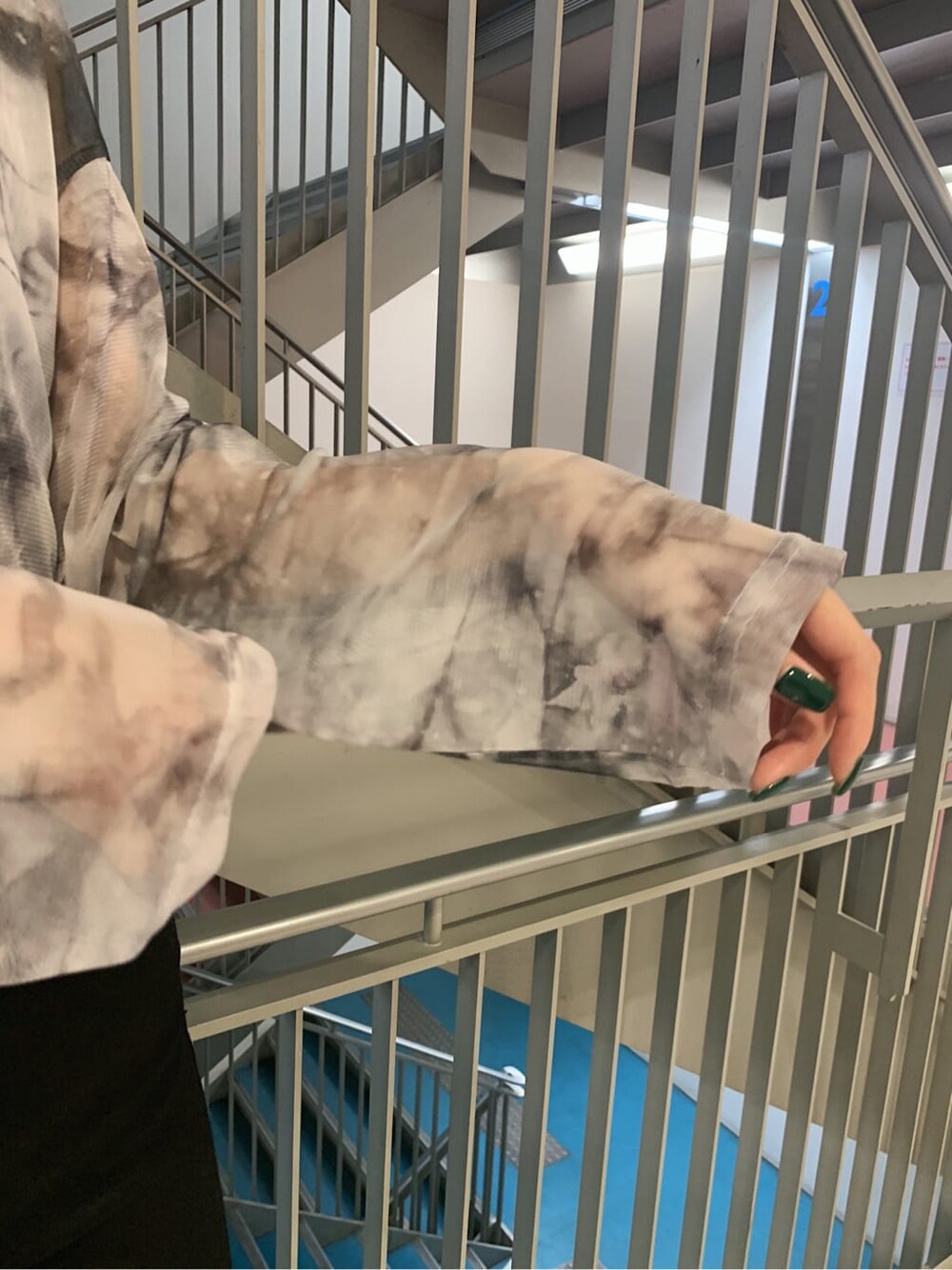 ブラック系のデニムパンツ、グレー系のTシャツ/カットソー、その他のブーツを着用したレディースの秋コーディネートの3枚目の写真