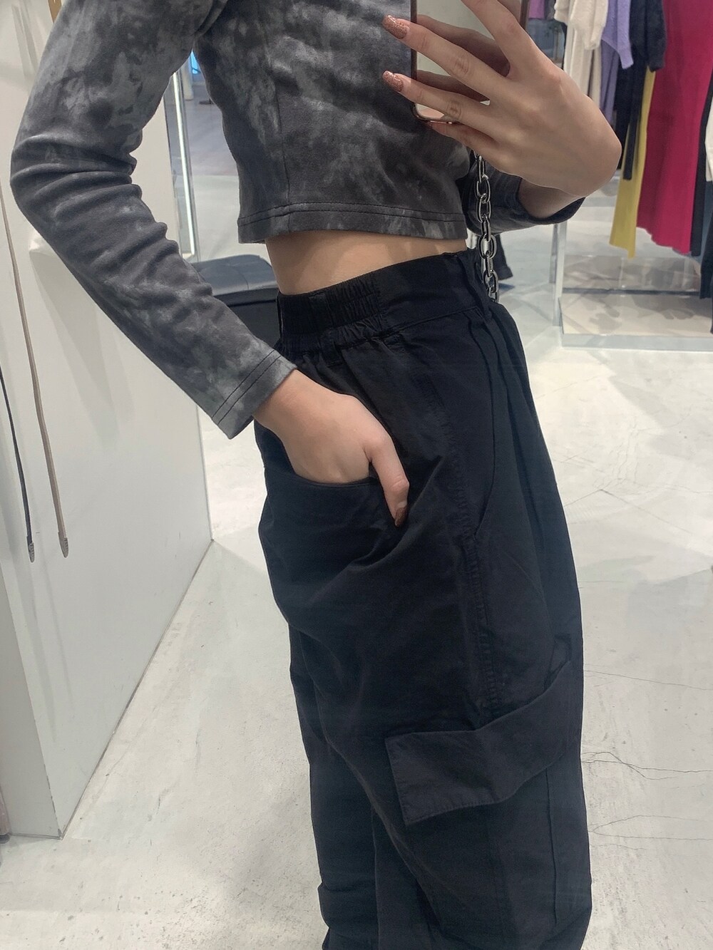 ブラック系のサンダル、ブラック系のTシャツ/カットソー、ブラック系のショルダーバッグを着用したレディースの春コーディネートの5枚目の写真