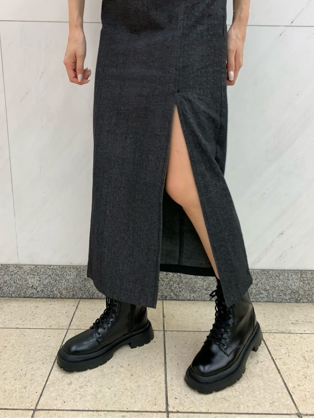 ホワイト系のTシャツ/カットソー、ブラック系のワンピース、パープル系のショルダーバッグを着用したレディースの夏コーディネートの7枚目の写真