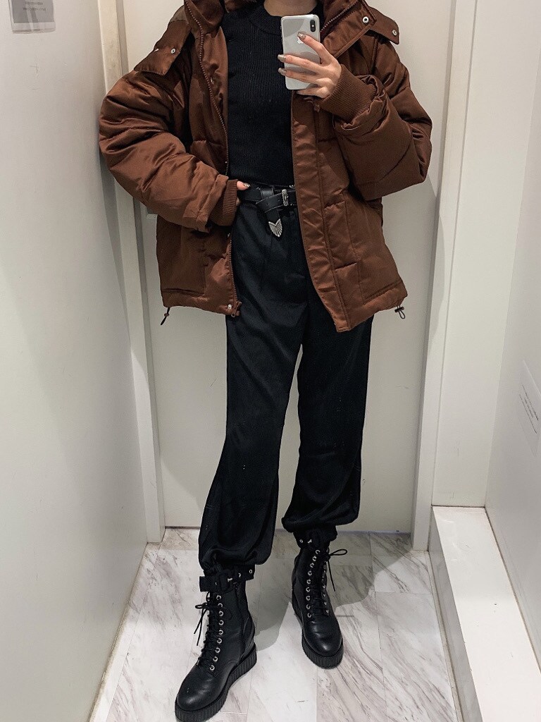 ブラック系のその他パンツ、ブラック系のベルトを着用したレディースの秋コーディネートの2枚目の写真