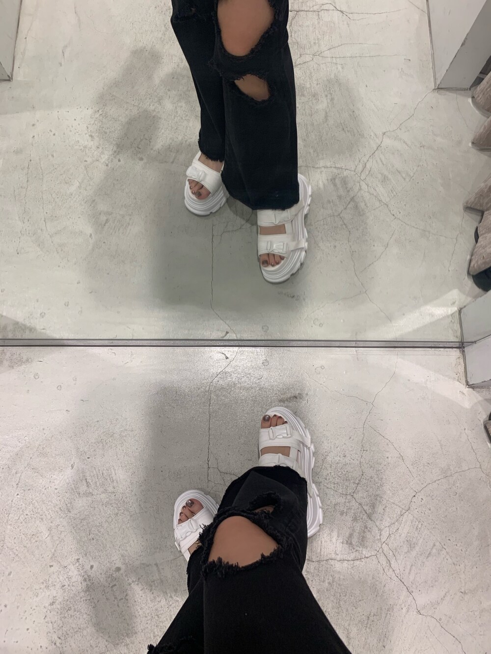 ブラック系のチューブトップ、ブラック系のデニムパンツ、ブラック系のショルダーバッグを着用したレディースの夏コーディネートの6枚目の写真