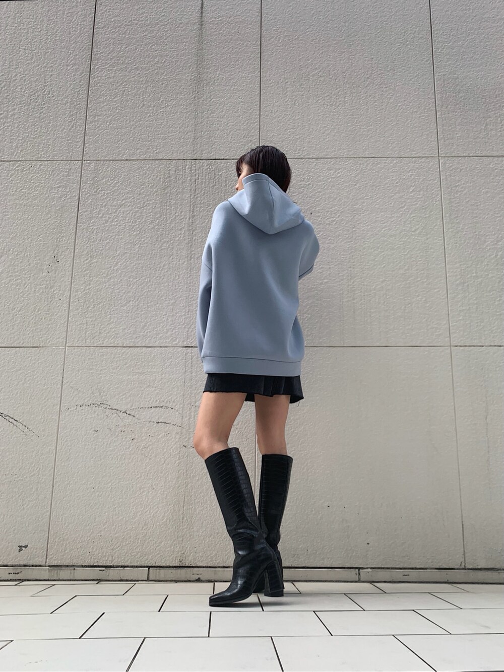 ブラック系のデニムスカートを着用したレディースの冬コーディネートの4枚目の写真