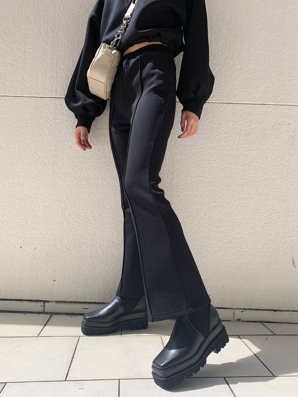 ブラック系のその他パンツ、ホワイト系のショルダーバッグ、ブラック系のパーカーを着用したレディースの秋コーディネートの4枚目の写真