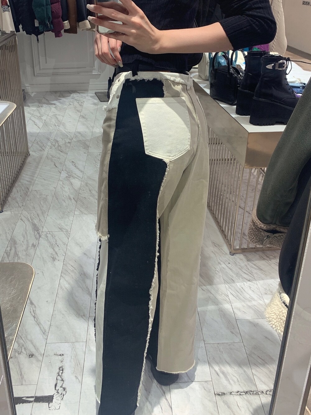 ブラック系のデニムパンツ、ブラック系のニット/セーター、ブラック系のブーツを着用したレディースの冬コーディネートの5枚目の写真