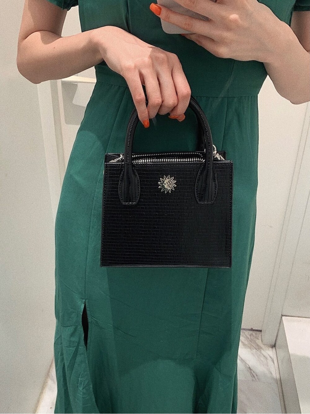 ブラック系のブーツ、ブラック系のショルダーバッグ、グリーン系のワンピースを着用したレディースの春コーディネートの8枚目の写真