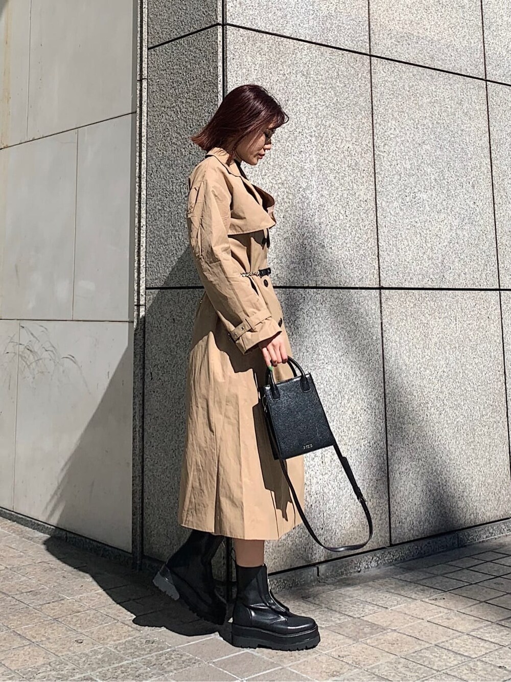 ベージュ系のスカート、ブラック系のブーツ、ブラック系のニット/セーターを着用したレディースの冬コーディネートの3枚目の写真