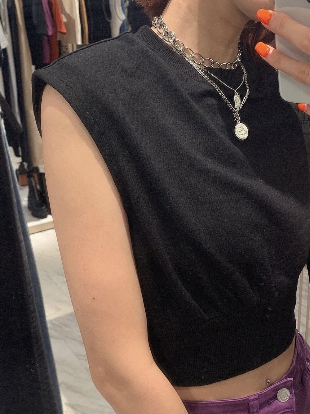 ブラック系のサンダル、パープル系のデニムパンツ、ブラック系のTシャツ/カットソーを着用したレディースの夏コーディネートの5枚目の写真