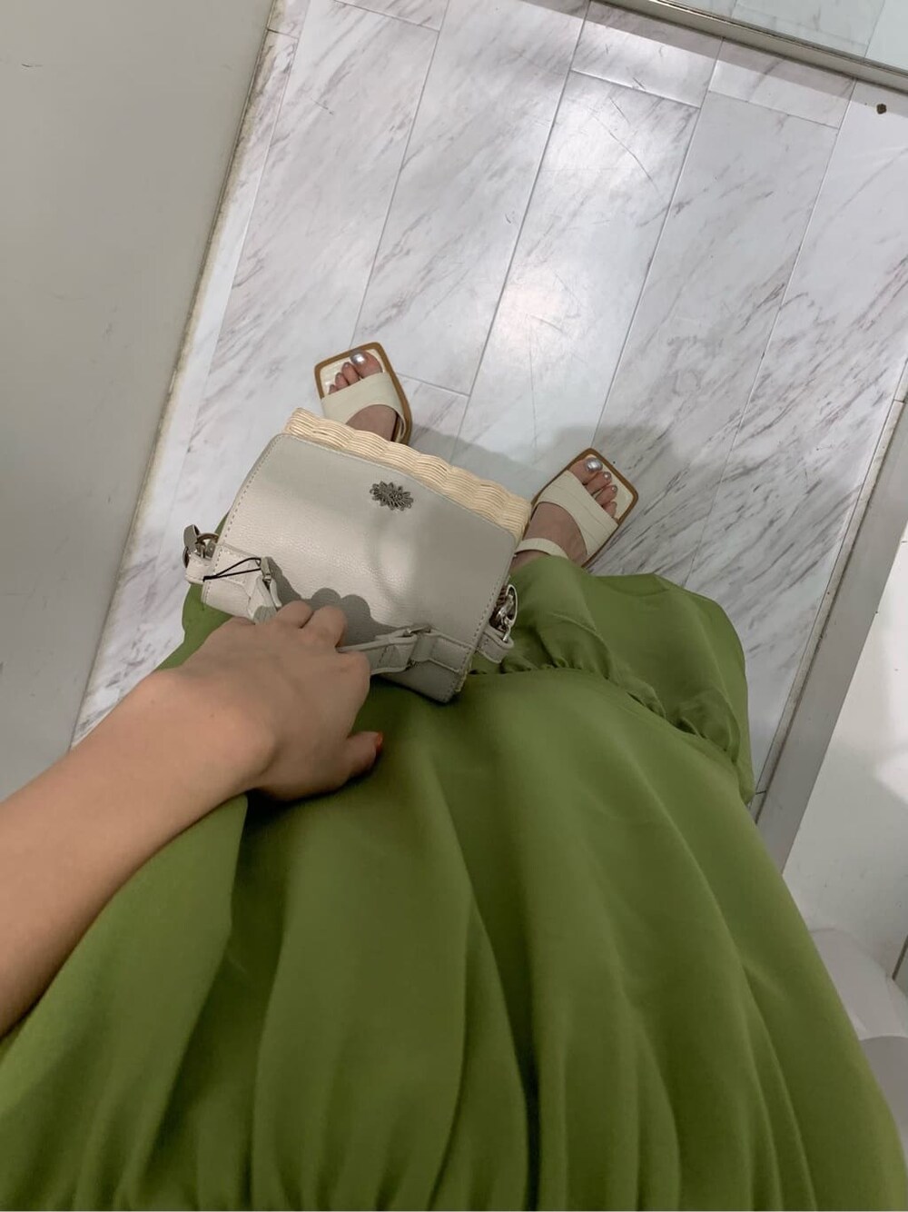 ホワイト系のサンダル、グリーン系のワンピース、ホワイト系のショルダーバッグを着用したレディースの夏コーディネートの9枚目の写真