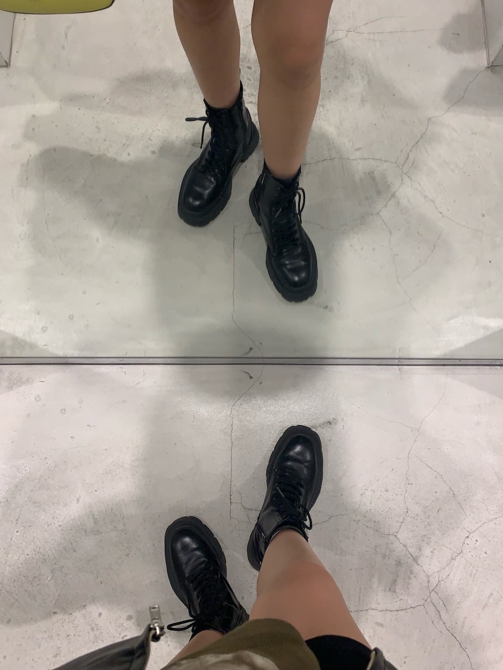 ブラック系のブーツ、ブラック系のハンドバッグ、ブラック系のブルゾンを着用したレディースの秋コーディネートの9枚目の写真