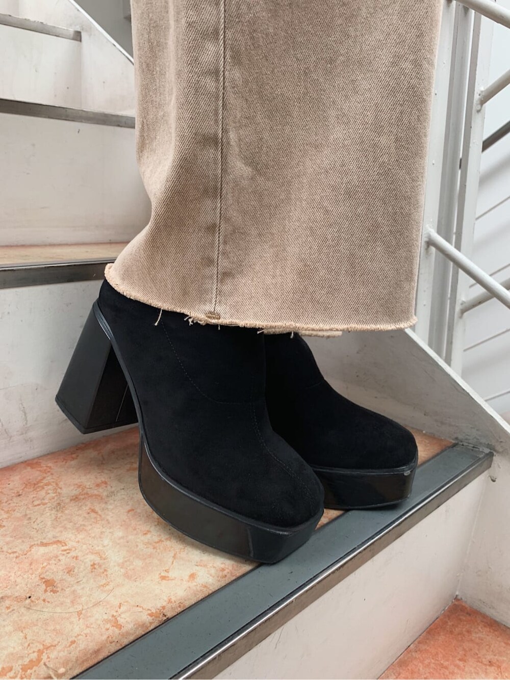 ホワイト系のTシャツ/カットソー、ベージュ系のデニムパンツ、ブラック系のベルトを着用したレディースの秋コーディネートの6枚目の写真