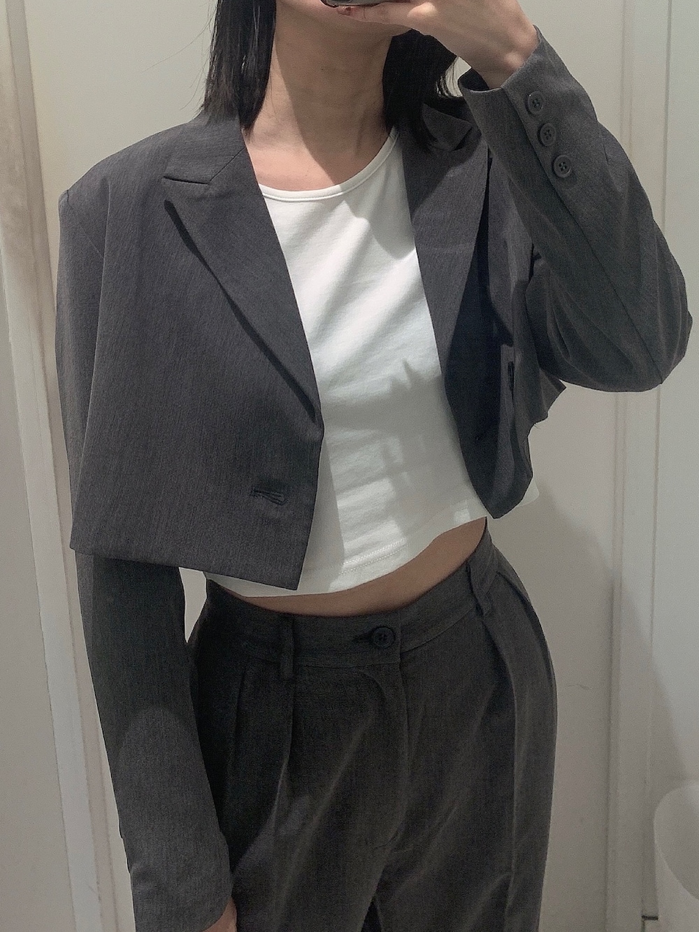 グレー系のその他パンツ、グレー系のテーラードジャケット、ブルー系のショルダーバッグを着用したレディースの春コーディネートの4枚目の写真