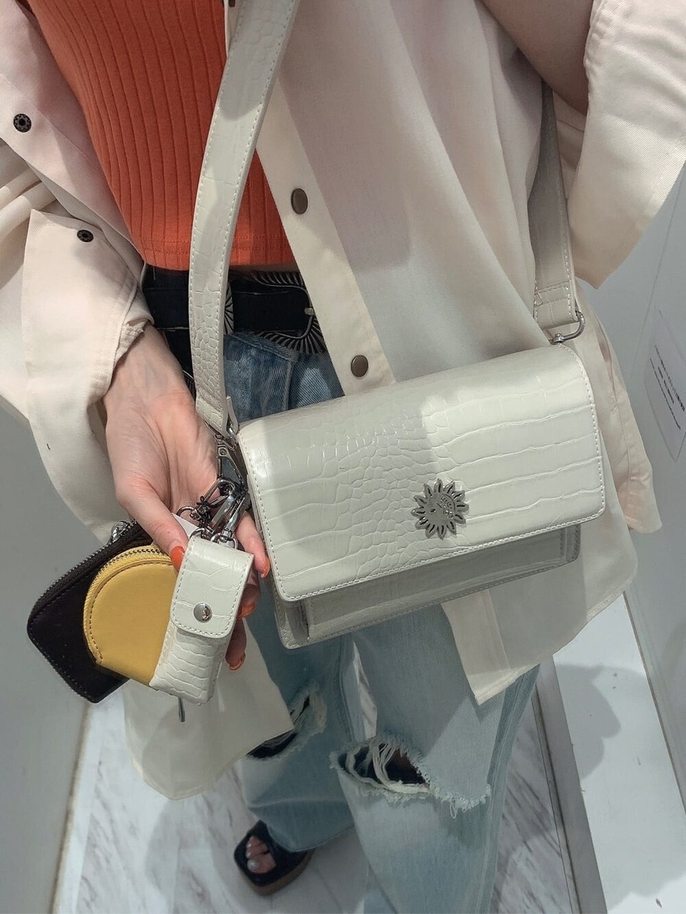 ホワイト系のシャツ/ブラウス、ブラック系のサンダル、ブルー系のデニムパンツを着用したレディースの夏コーディネートの9枚目の写真