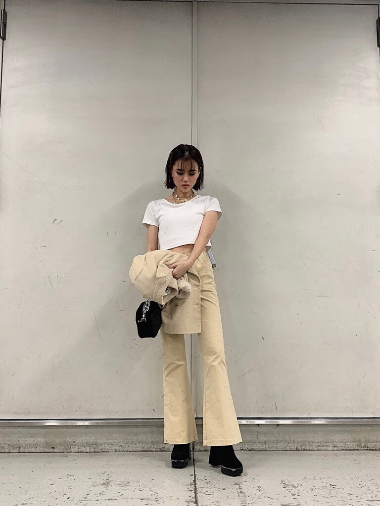 ホワイト系のテーラードジャケット、ホワイト系のその他パンツ、ゴールド系のネックレスを着用したレディースの秋コーディネートの3枚目の写真