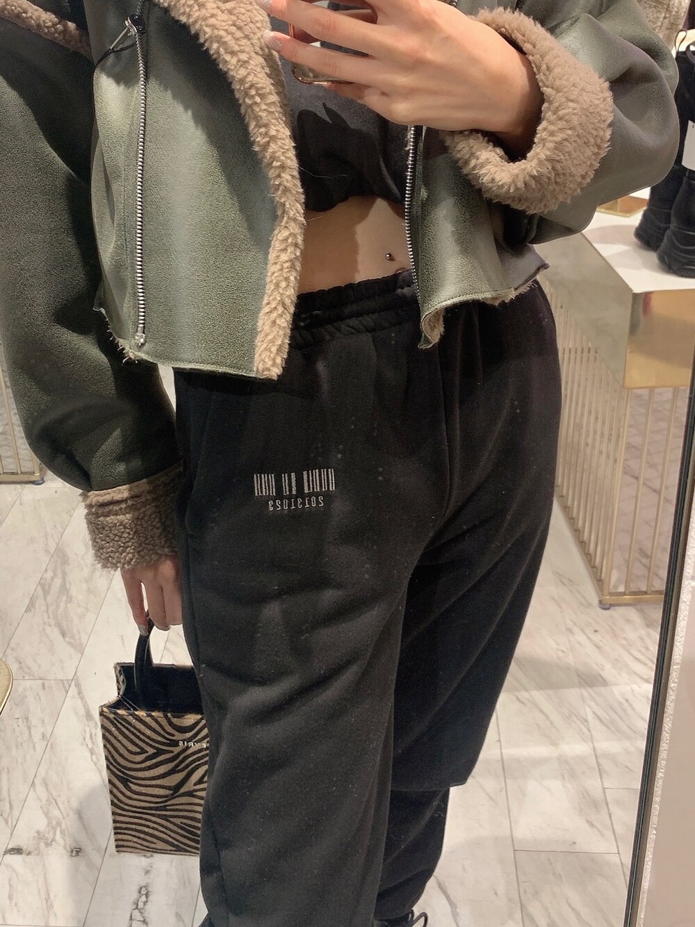 ブラック系のブルゾン、ブラック系のスウェットパンツ、ブラック系のスウェットを着用したレディースの冬コーディネートの7枚目の写真