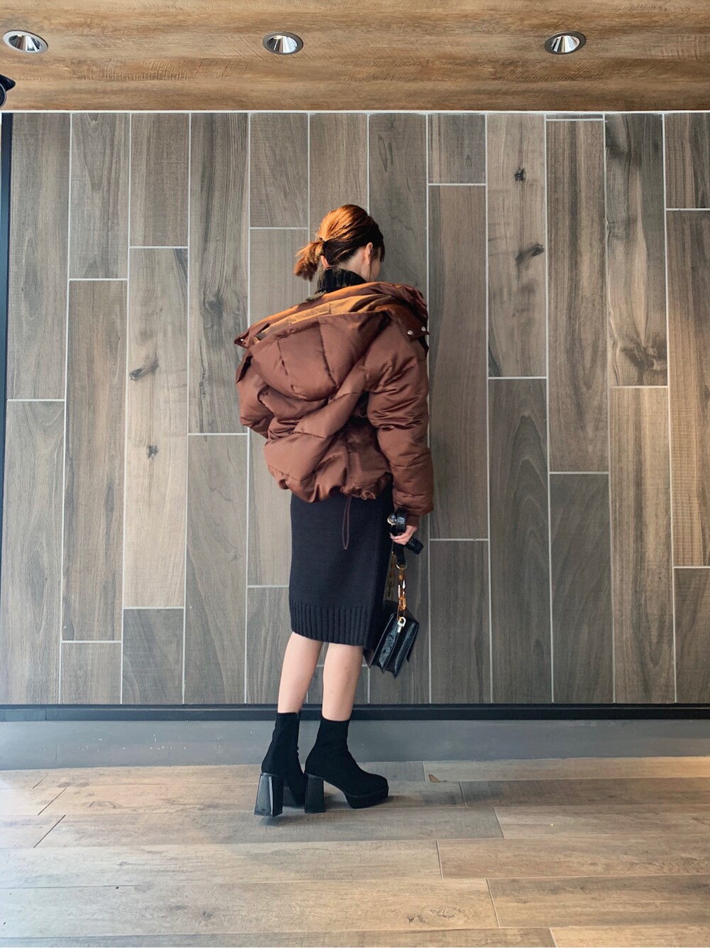 ブラック系のワンピース、ブラック系のベルトを着用したレディースの冬コーディネートの4枚目の写真