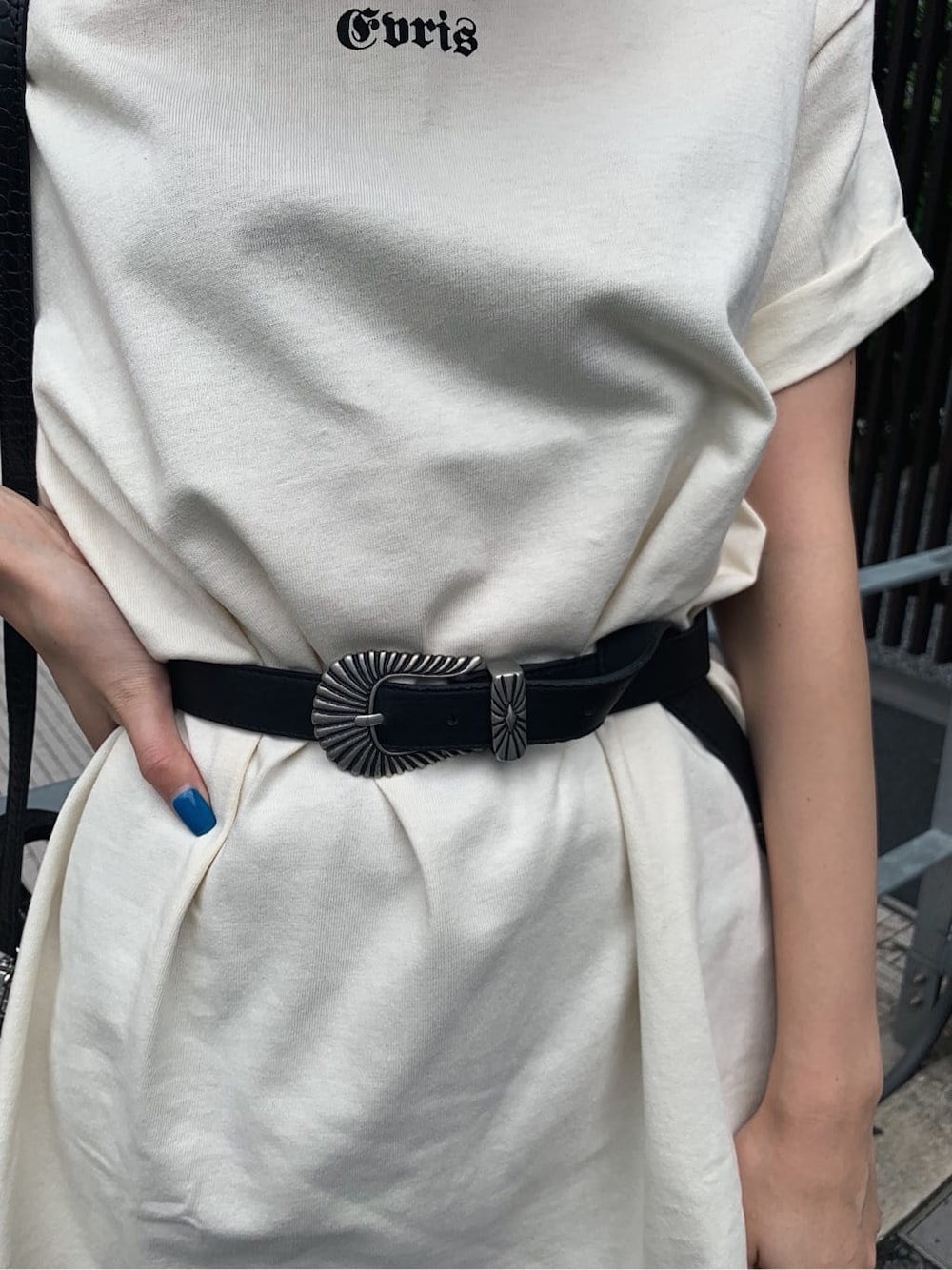 ブラック系のサンダル、ホワイト系のTシャツ/カットソー、ブラック系のベルトを着用したレディースの夏コーディネートの5枚目の写真