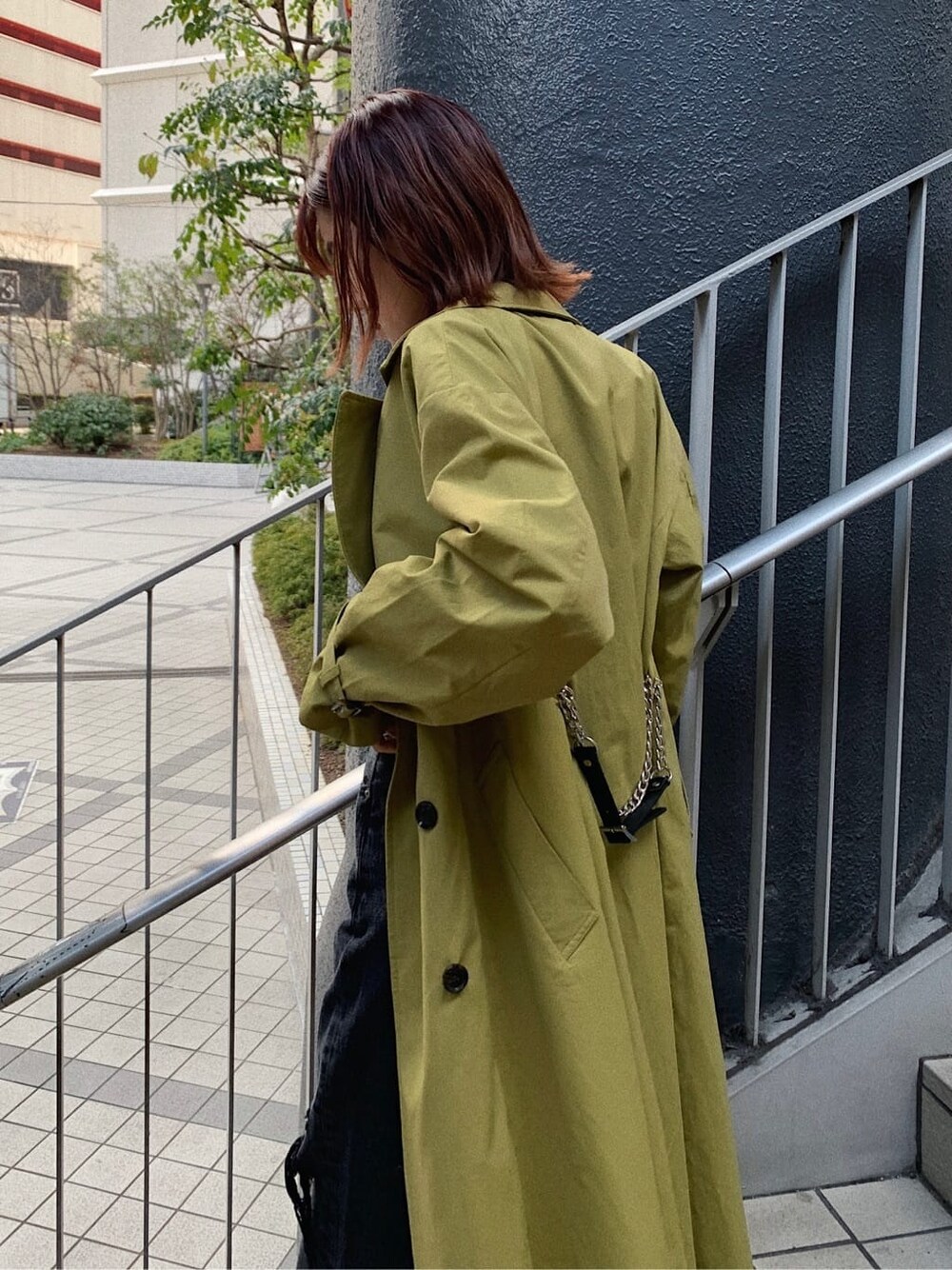 ブラック系のブーツ、ブラック系のデニムパンツ、ベージュ系のボストンバッグを着用したレディースの春コーディネートの5枚目の写真