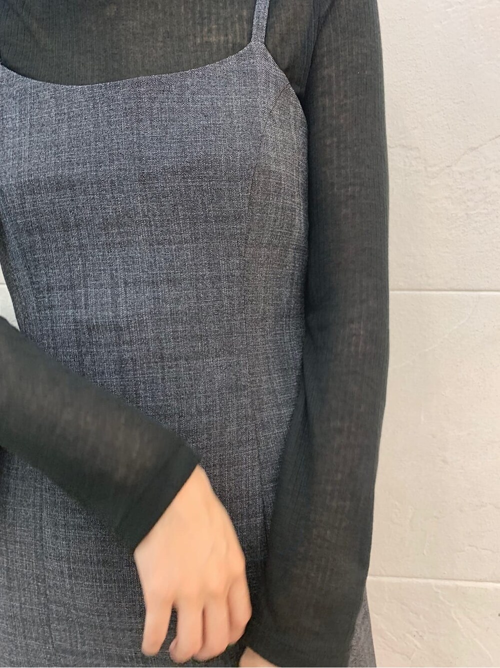 ブラック系のショルダーバッグ、ブラック系のTシャツ/カットソー、グレー系のワンピースを着用したレディースの秋コーディネートの3枚目の写真