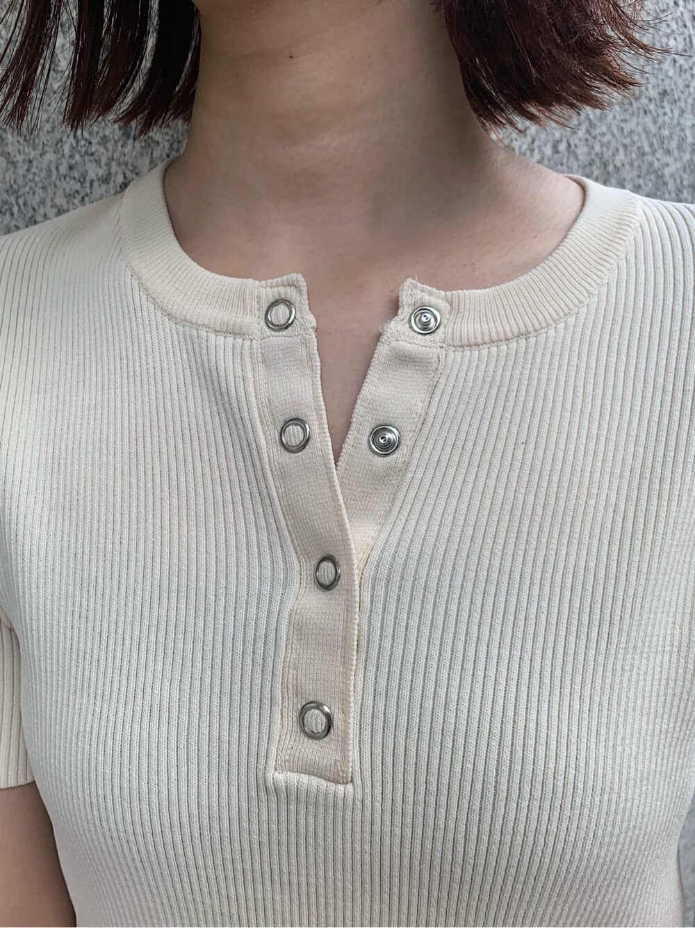 ブラック系のサンダル、ベージュ系のデニムパンツ、ホワイト系のニット/セーターを着用したレディースの夏コーディネートの3枚目の写真