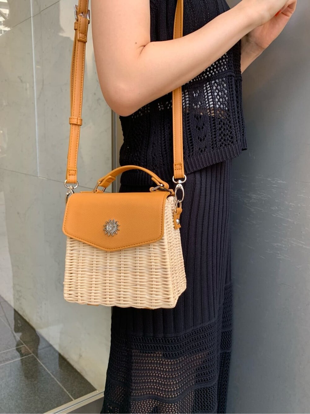 ホワイト系のタンクトップ、ブラック系のキャミソール、ベージュ系のショルダーバッグを着用したレディースの夏コーディネートの10枚目の写真