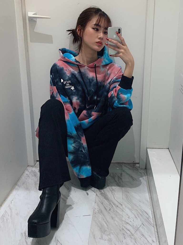 ブラック系のレギンス/スパッツを着用したレディースの秋コーディネートの2枚目の写真