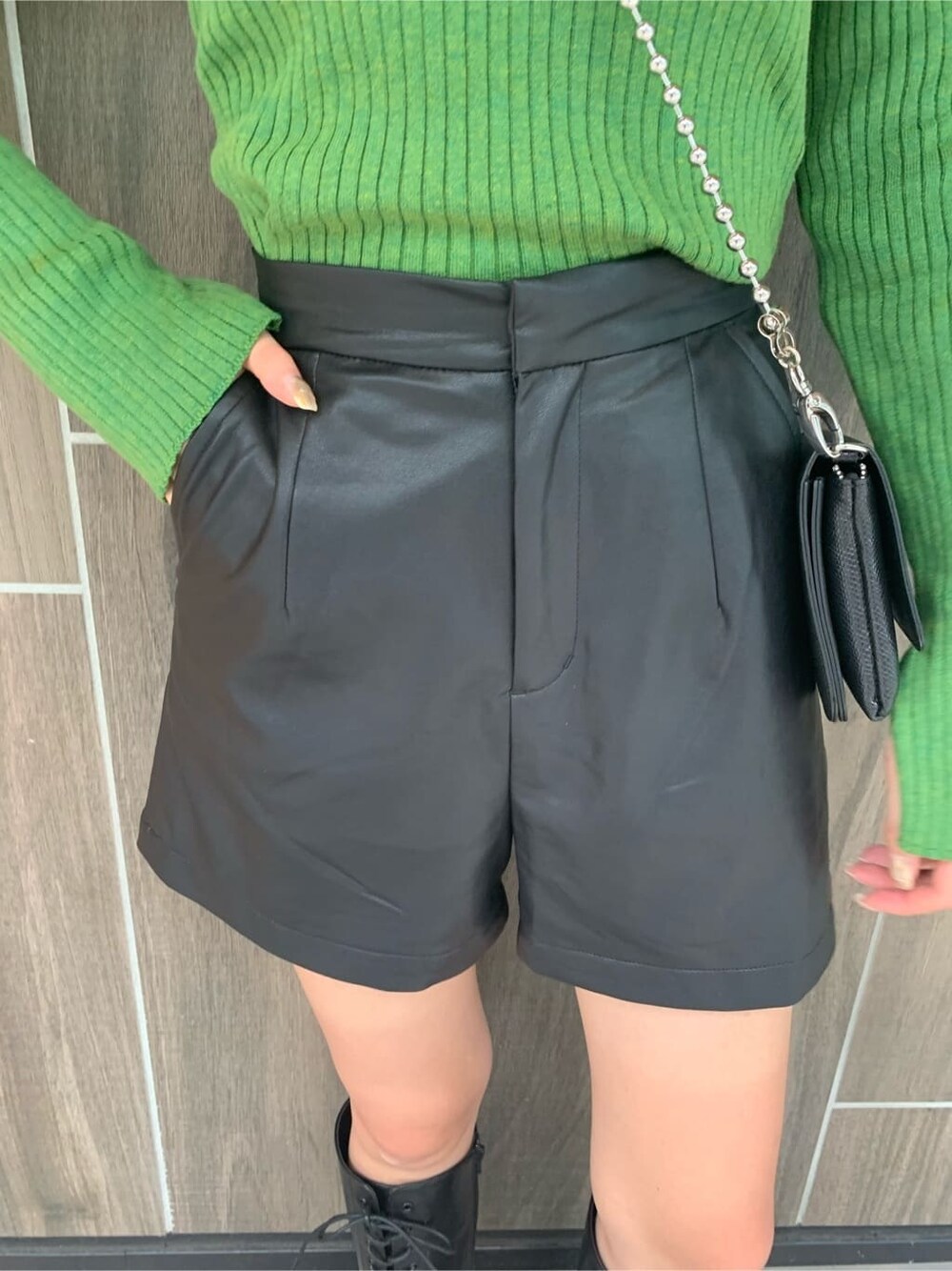 ブラック系のその他パンツ、ブラック系のブーツ、ブラック系のショルダーバッグを着用したレディースの秋コーディネートの6枚目の写真