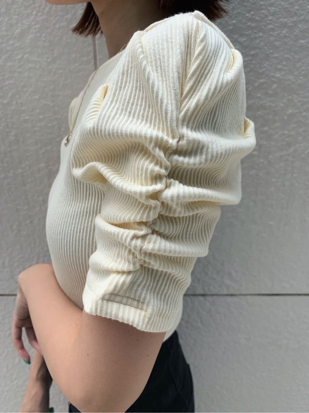 ブラック系のサンダル、ホワイト系のTシャツ/カットソーを着用したレディースの夏コーディネートの6枚目の写真