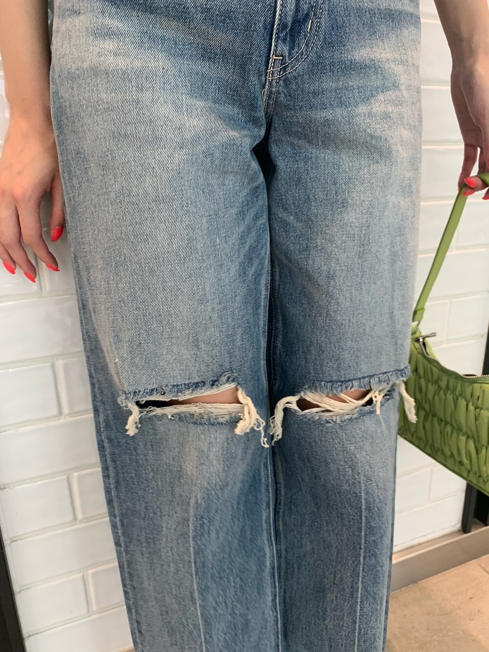 ホワイト系のシャツ/ブラウス、グリーン系のキャミソール、グリーン系のハンドバッグを着用したレディースの夏コーディネートの7枚目の写真