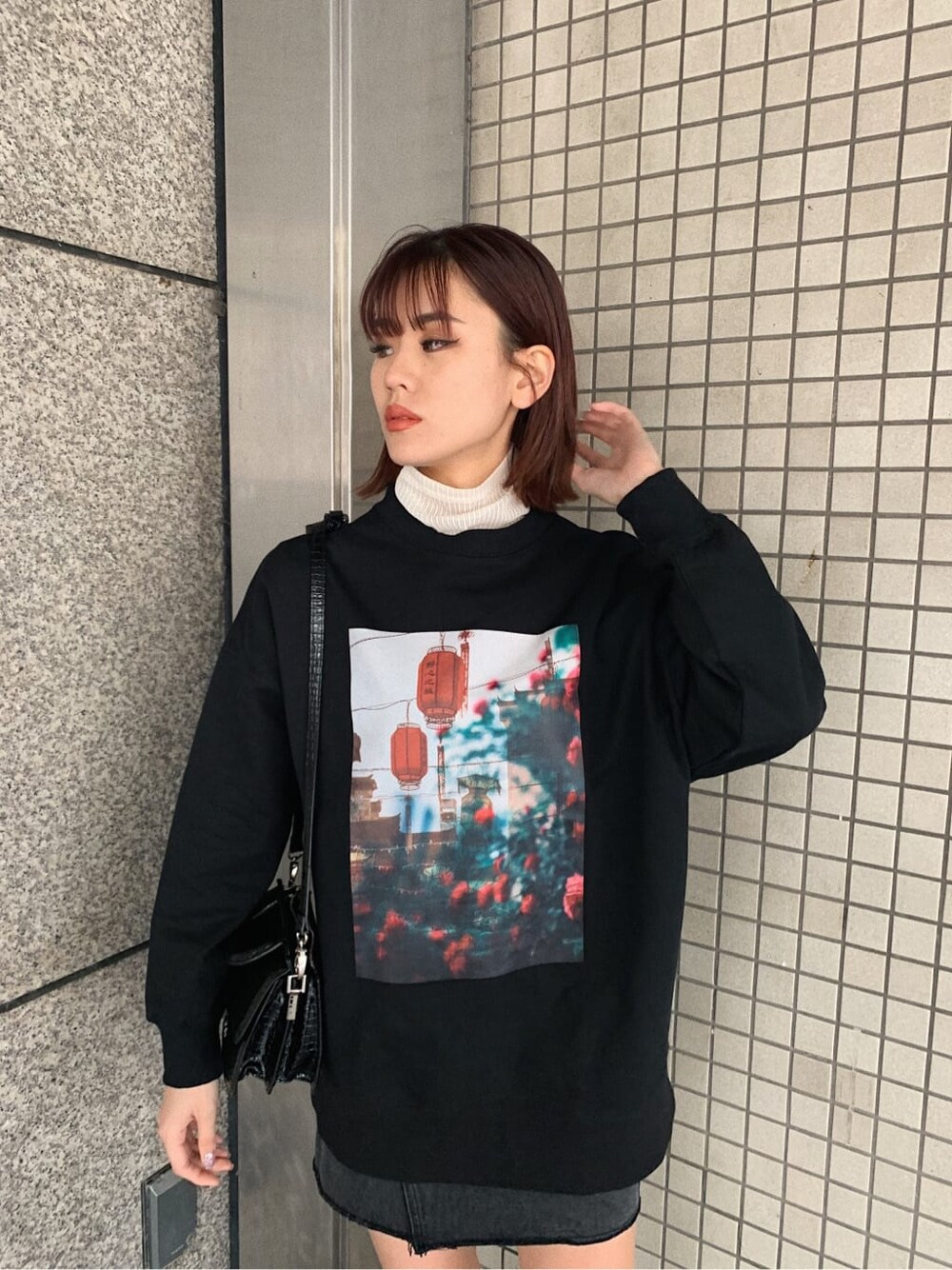 ブラック系のブーツ、ブラック系のデニムスカート、ブラック系のスウェットを着用したレディースの冬コーディネートの3枚目の写真