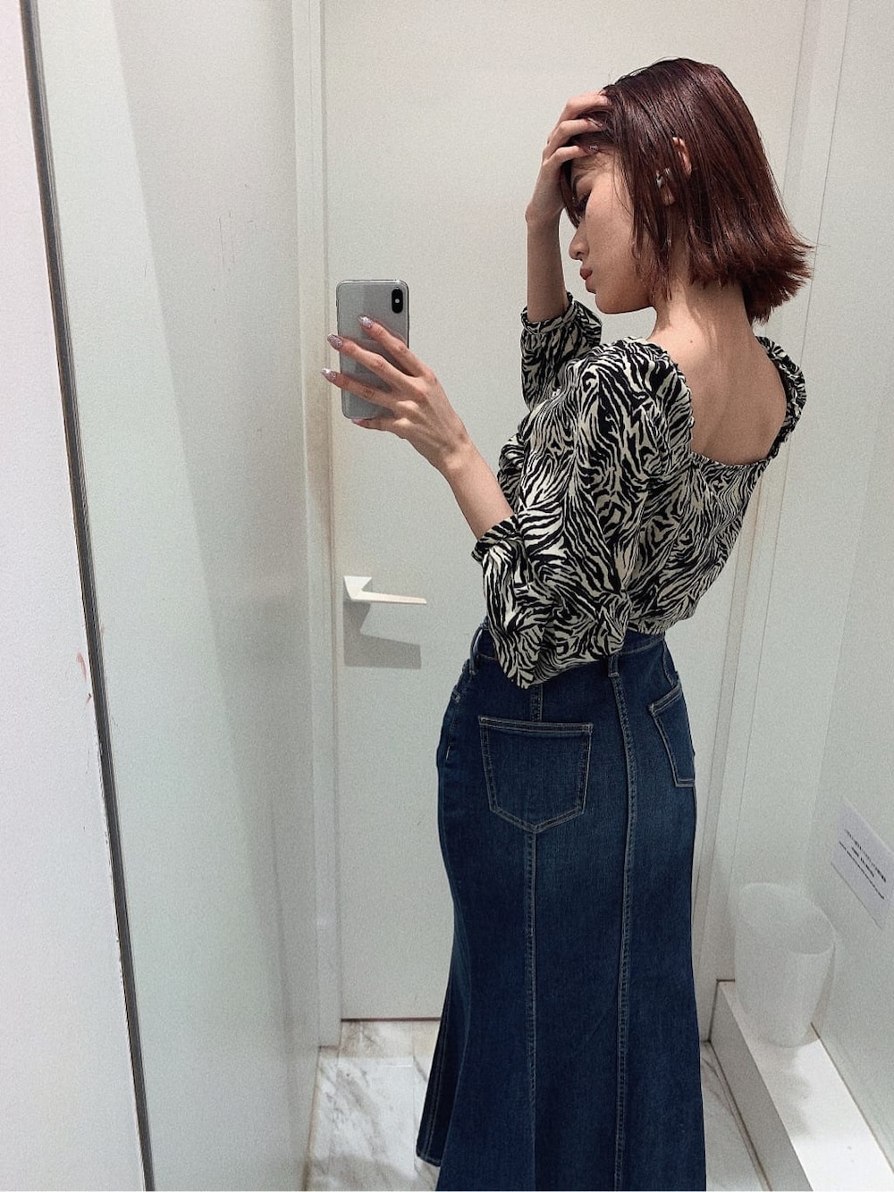 その他のシャツ/ブラウス、ブラック系のブーツ、ブルー系のデニムスカートを着用したレディースの冬コーディネートの3枚目の写真