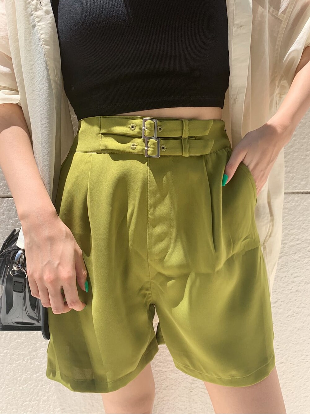 ホワイト系のシャツ/ブラウス、ブラック系のサンダル、グリーン系のその他パンツを着用したレディースの夏コーディネートの7枚目の写真