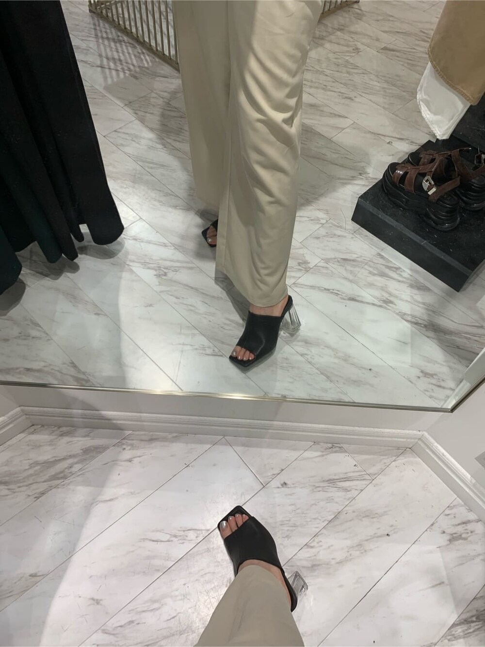 ホワイト系のサロペット/オーバーオール、ブラック系のサンダル、ブラック系のシャツ/ブラウスを着用したレディースの夏コーディネートの8枚目の写真