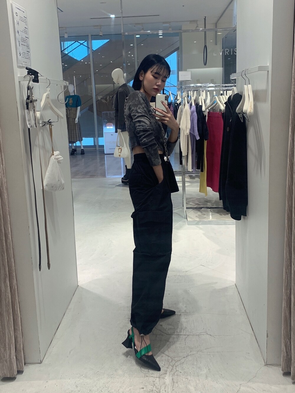 ブラック系のサンダル、ブラック系のTシャツ/カットソー、ブラック系のショルダーバッグを着用したレディースの春コーディネートの2枚目の写真