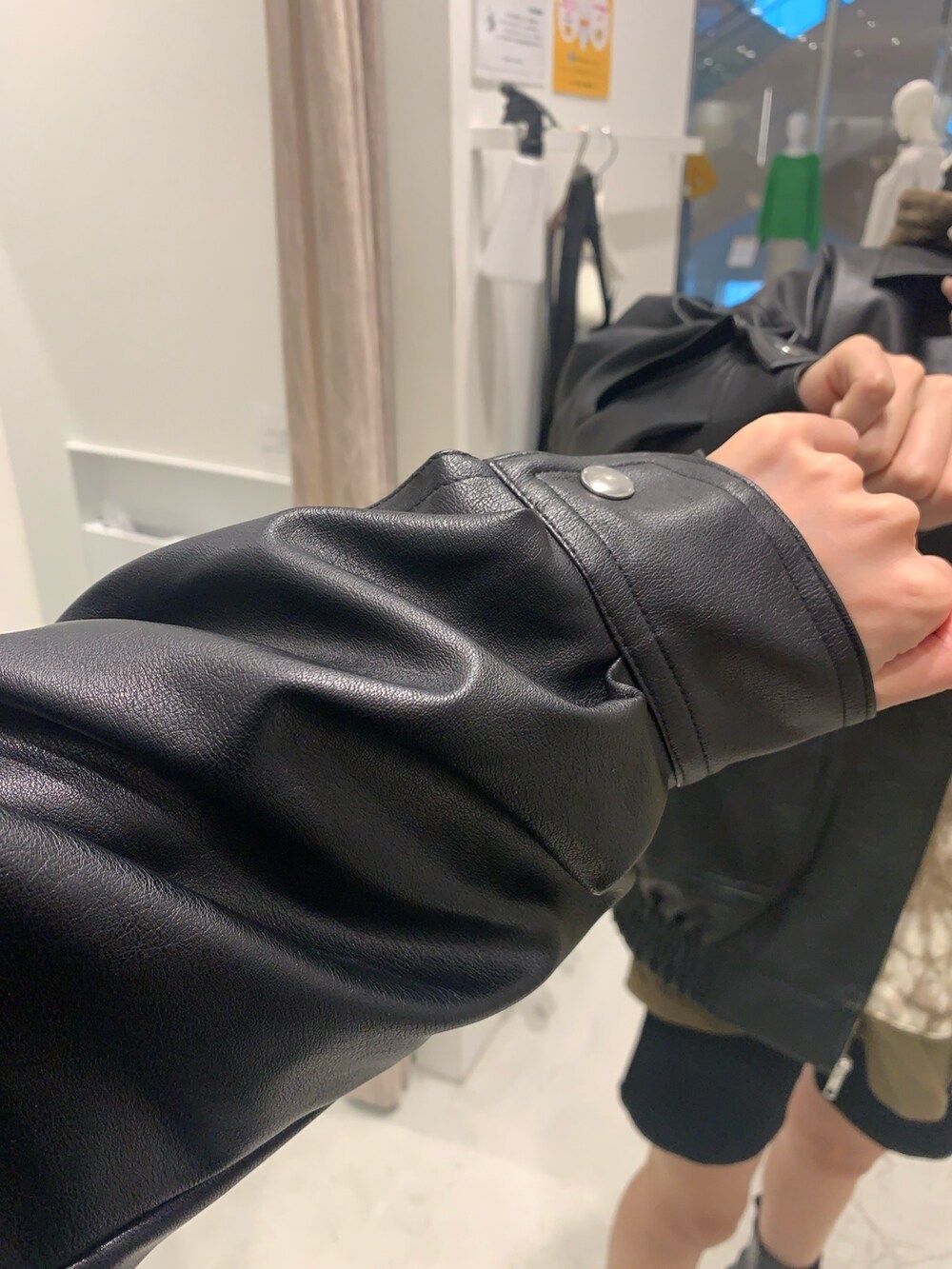 ブラック系のブーツ、ブラック系のハンドバッグ、ブラック系のブルゾンを着用したレディースの秋コーディネートの5枚目の写真