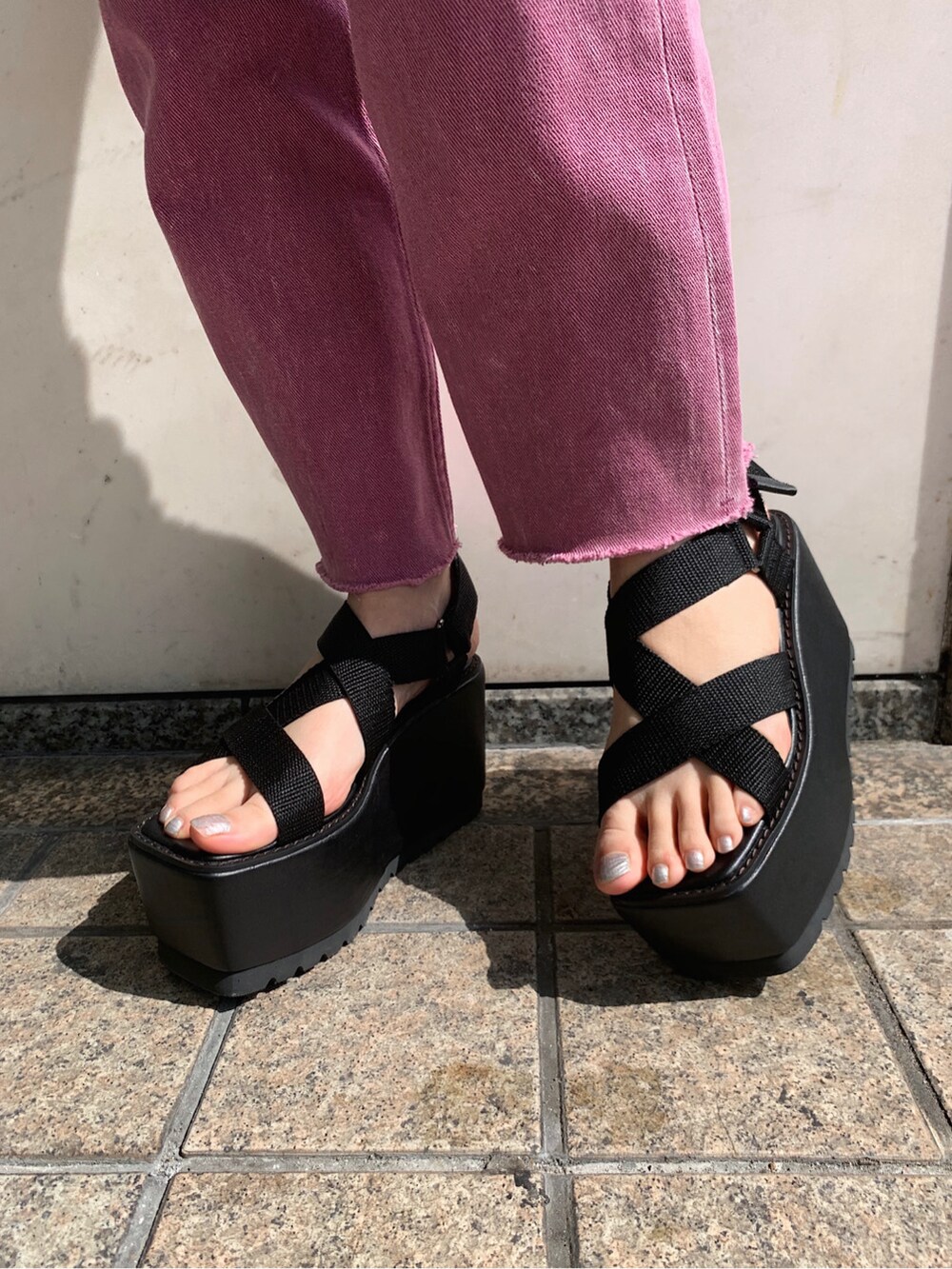 ブラック系のサンダル、パープル系のデニムパンツ、ホワイト系のTシャツ/カットソーを着用したレディースの春コーディネートの7枚目の写真