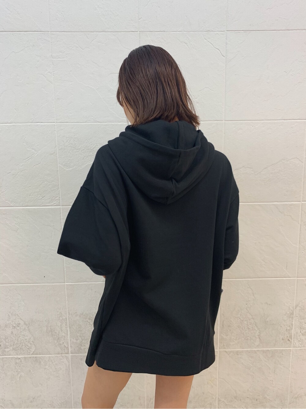 ブルー系のデニムジャケット、ブラック系のスカート、ブラック系のショルダーバッグを着用したレディースの春コーディネートの5枚目の写真