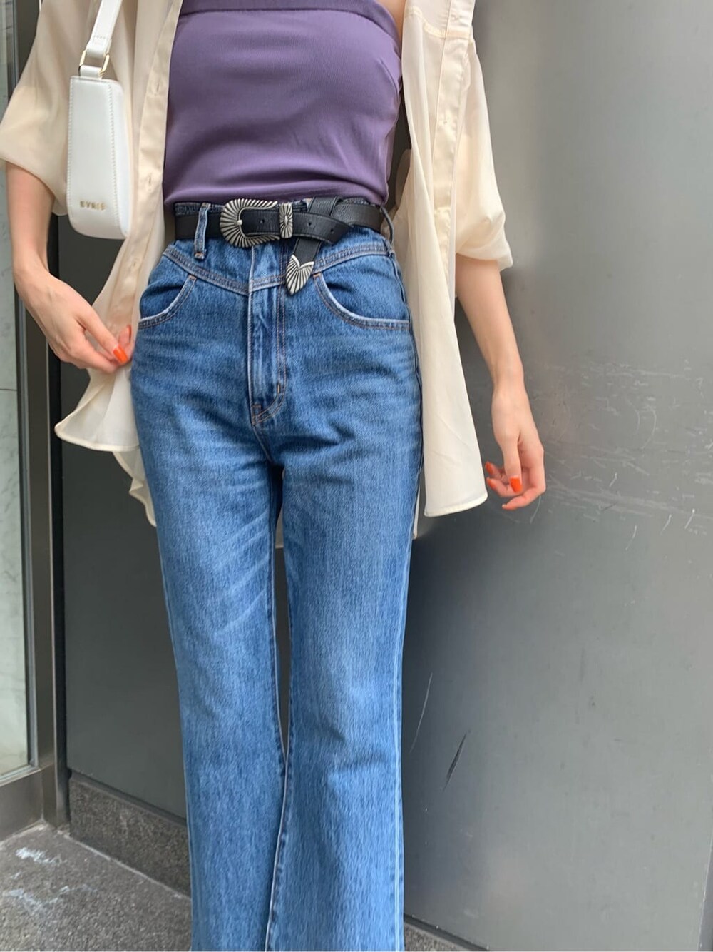 ホワイト系のシャツ/ブラウス、ホワイト系のショルダーバッグ、パープル系のキャミソールを着用したレディースの春コーディネートの6枚目の写真