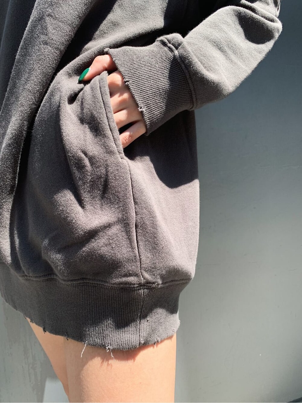 ブラック系のその他パンツ、ブラック系のスウェット、その他のブーツを着用したレディースの秋コーディネートの4枚目の写真