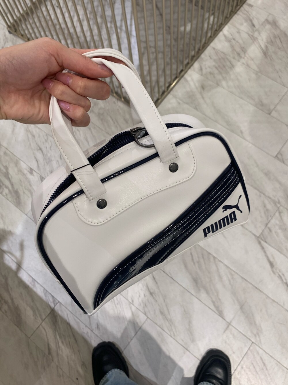 ブラック系のTシャツ/カットソー、ブルー系のデニムパンツ、ブラック系のブーツを着用したレディースの春コーディネートの8枚目の写真