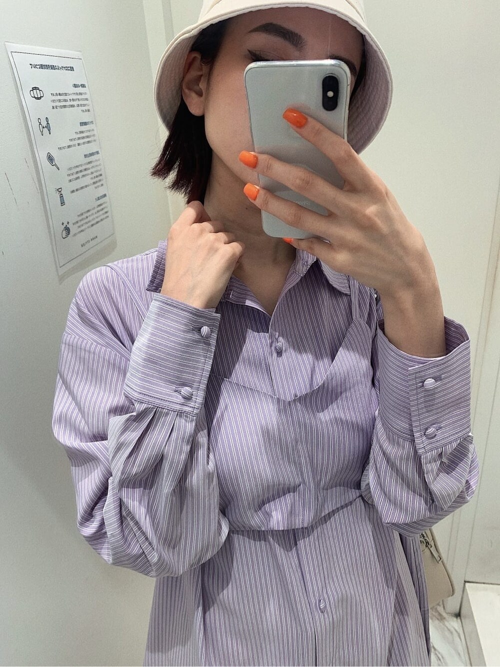 ホワイト系のスカート、ブラック系のブーツ、ホワイト系のショルダーバッグを着用したレディースの春コーディネートの4枚目の写真