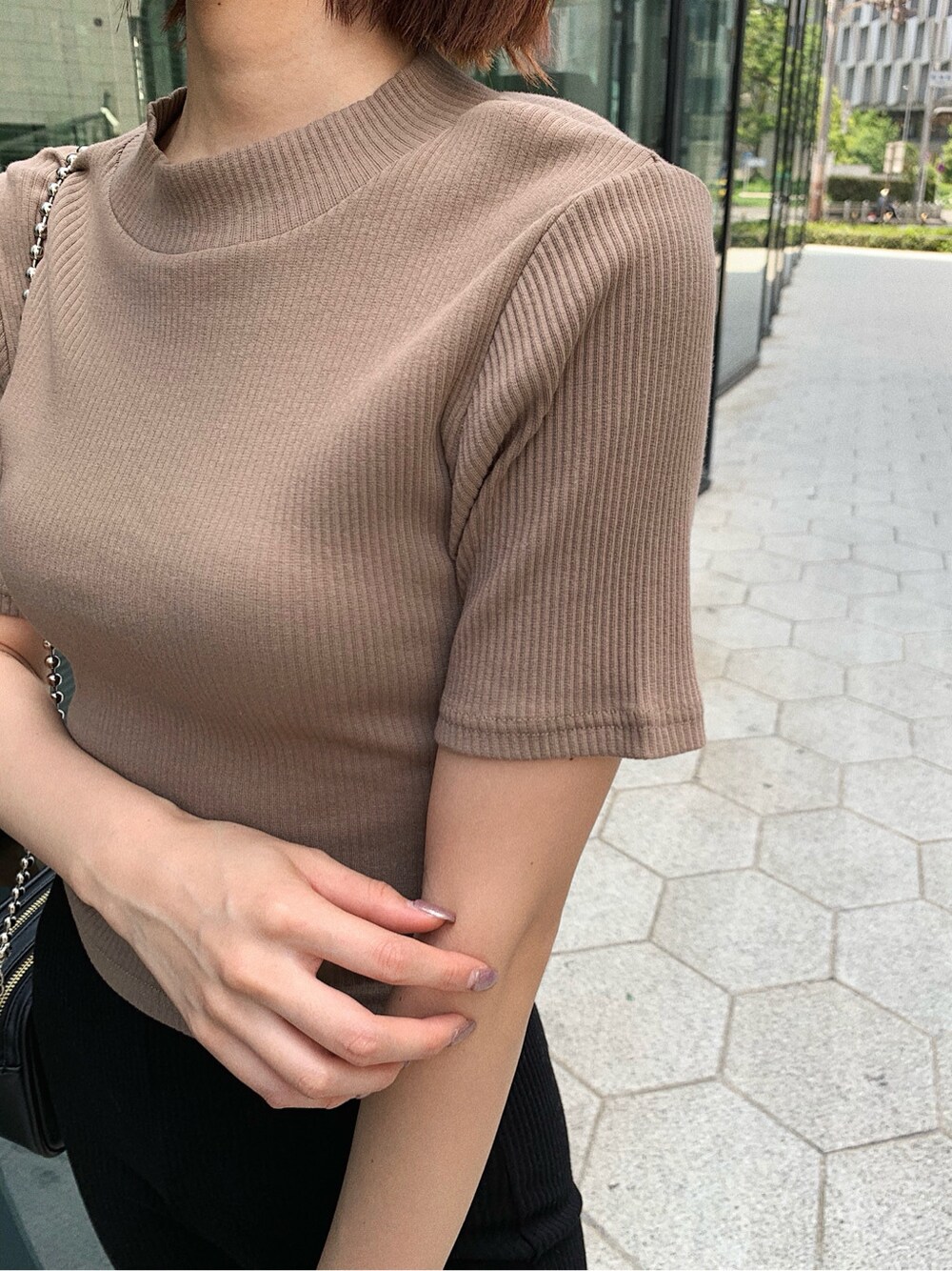 ブラック系のその他パンツ、ブラック系のサンダル、ブラウン系のTシャツ/カットソーを着用したレディースの春コーディネートの4枚目の写真