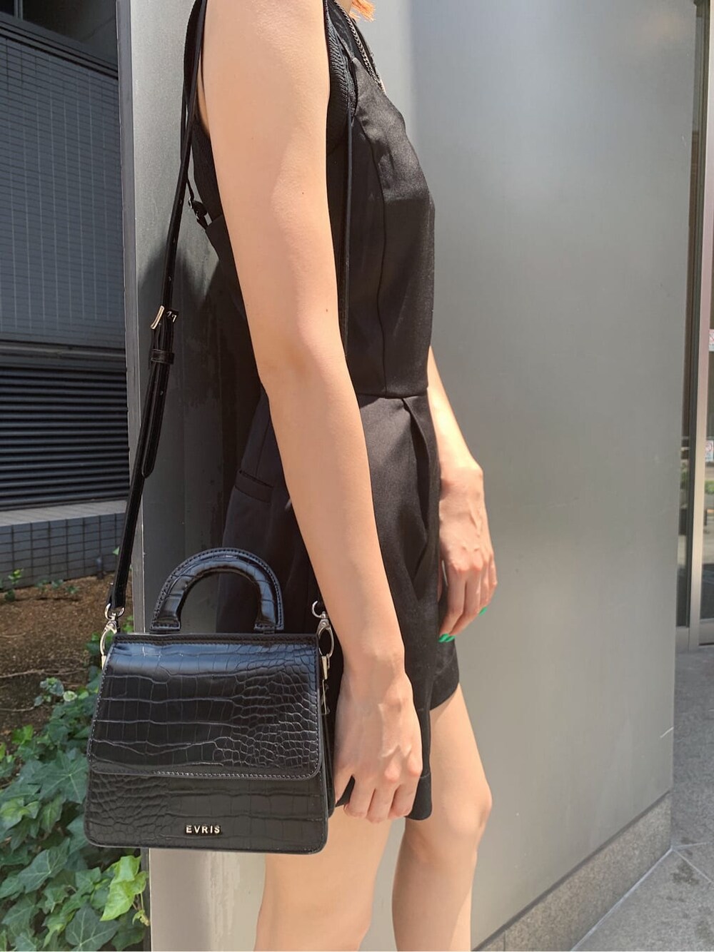 「EVRIS、ワンピース、バッグ、サンダル、厚底、カジュアル、アクセサリー、選抜１、シアー、夏コーデ、大人カジュアル、楽チンコーデ、ミニ、肌見せ、コンビネゾン」｜「EVRISのショートコンビネゾン（つなぎ/オールインワン、ブラック系）」を使った、HIKARUさん（レディース・166cm）の夏コーディネートの5枚目の写真