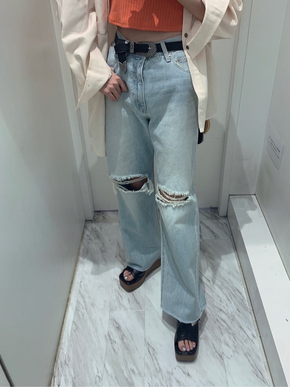 ホワイト系のシャツ/ブラウス、ブラック系のサンダル、ブルー系のデニムパンツを着用したレディースの夏コーディネートの7枚目の写真