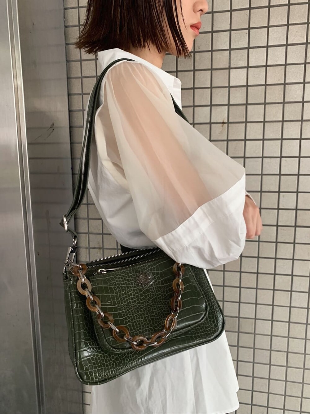 ブラック系のその他パンツ、ブラック系のサンダル、ホワイト系のシャツ/ブラウスを着用したレディースの夏コーディネートの8枚目の写真