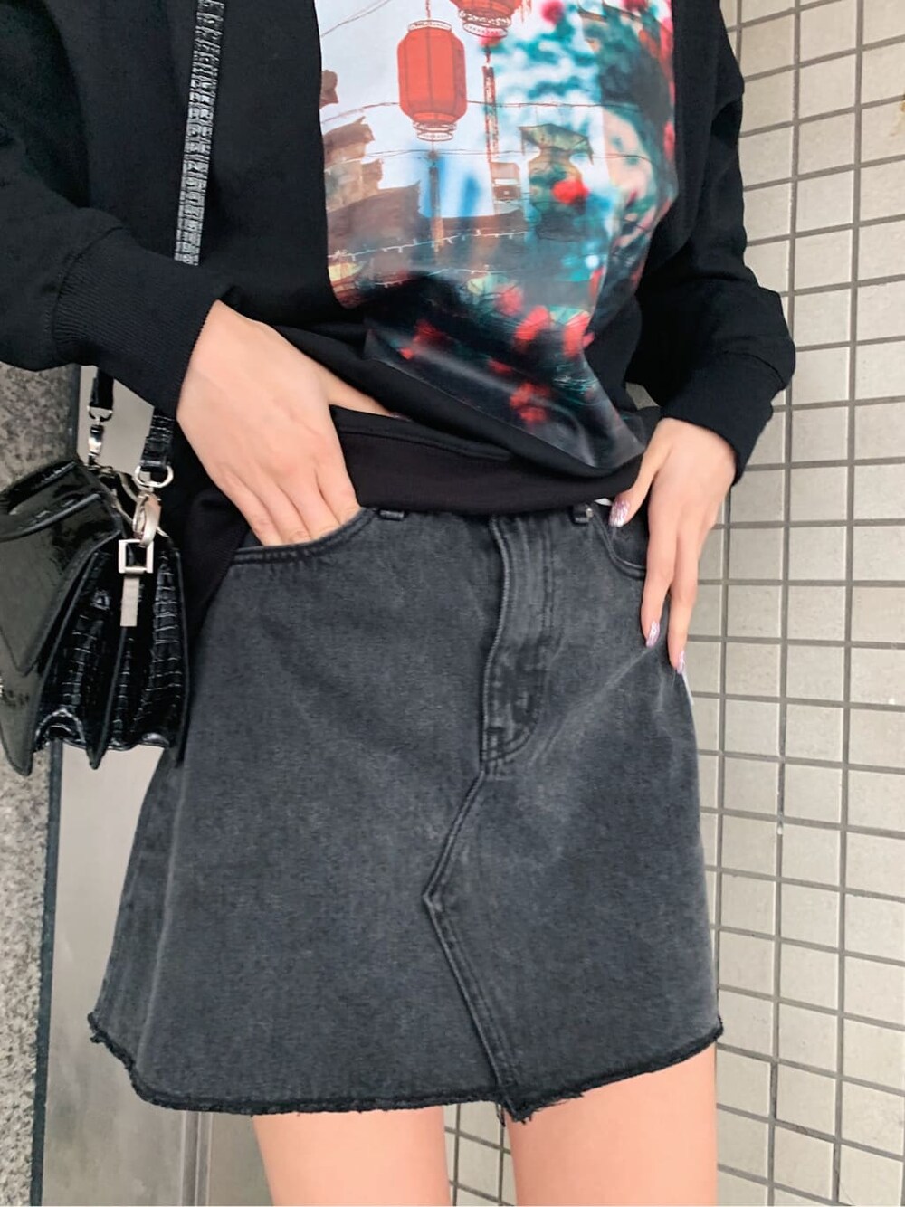 ブラック系のブーツ、ブラック系のデニムスカート、ブラック系のスウェットを着用したレディースの冬コーディネートの6枚目の写真