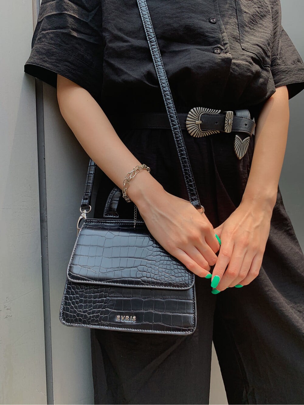 ブラック系のサンダル、ブラック系のつなぎ/オールインワン、ブラック系のベルトを着用したレディースの夏コーディネートの8枚目の写真